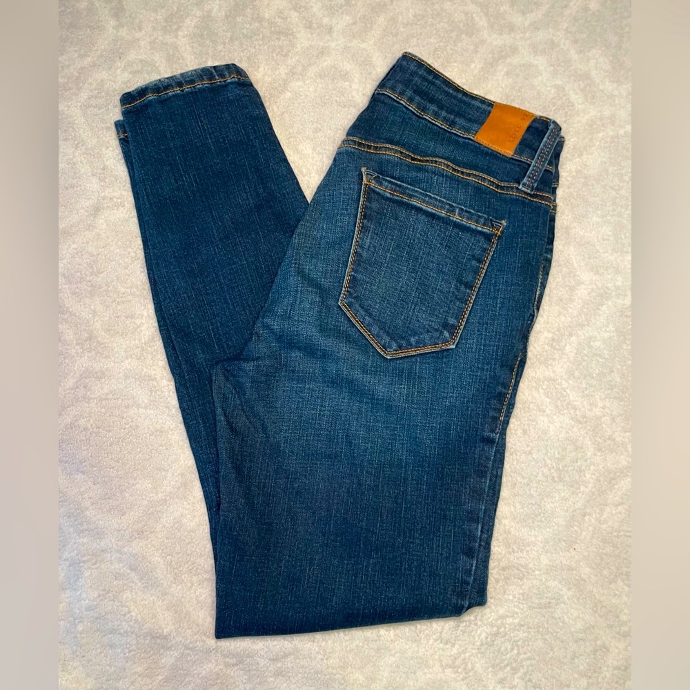 Level 99 medium wash denim pants, size 26. Excellent condition.